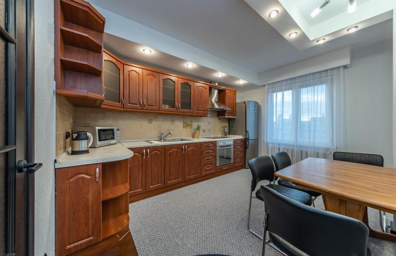 Modern 3 Bedroom Apartment Kyiv Exterior photo